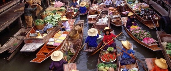 السوق العائم في بانكوك عاصمة تايلاند