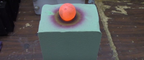 شاهد ماذا يحدث عند وضع كرة ملتهبه من النيكل على قطعة من الفوم (فيديو)
