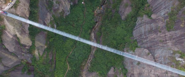 أطول جسر زجاجي في العالم.. تم افتتاحه في الصين